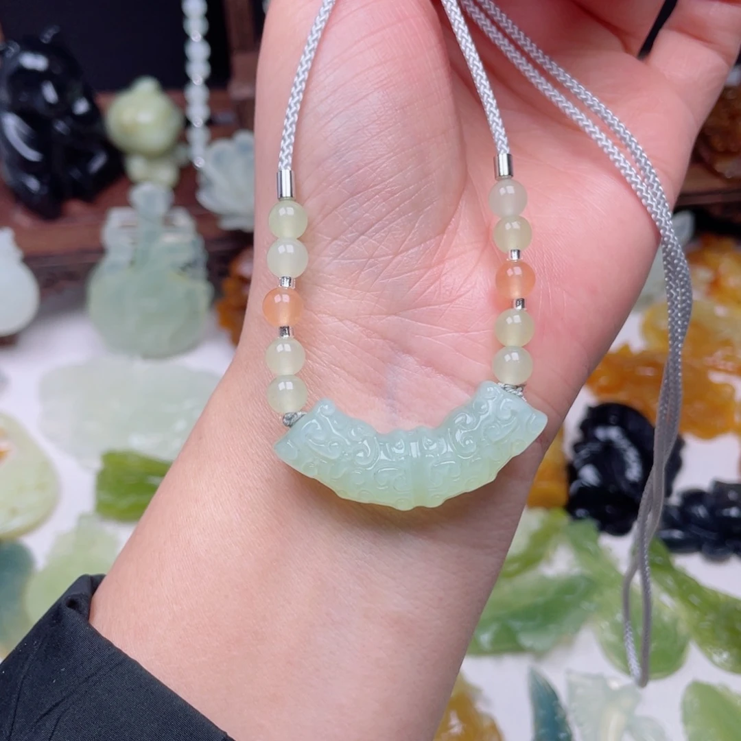 蛇纹石玉未镶嵌颈饰