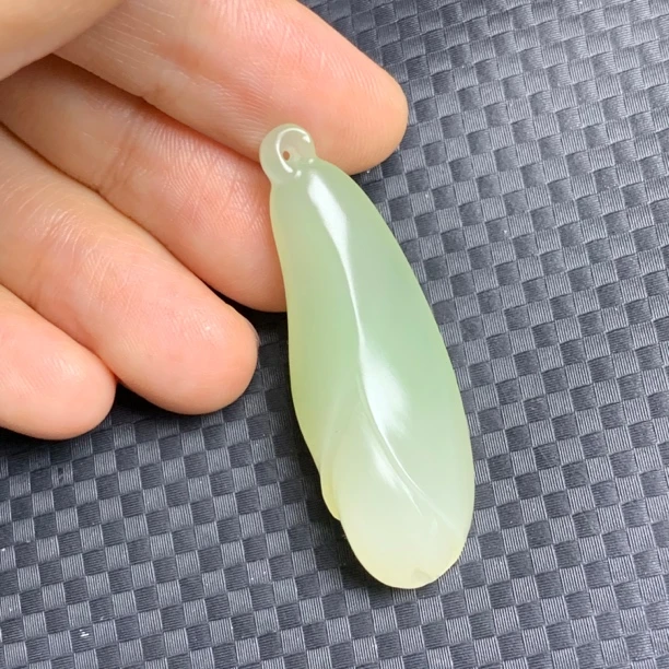 和田玉翠青玉兰花吊坠