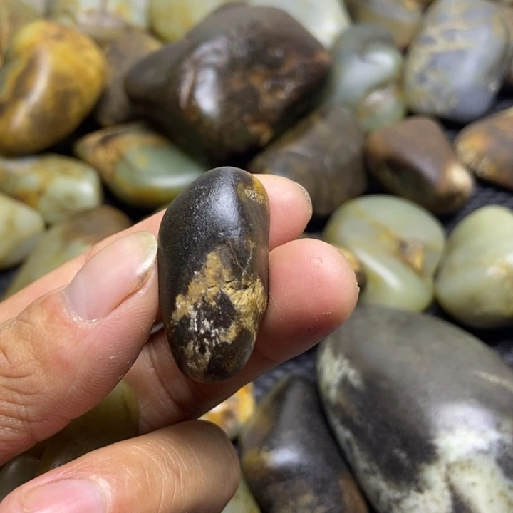 魅***陈未镶嵌和田玉（糖玉）珠宝奇石