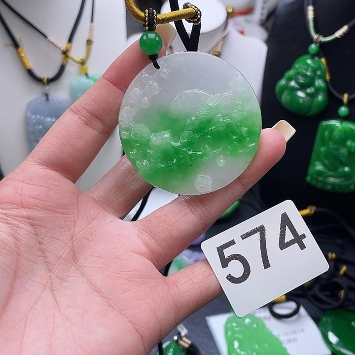 翡翠未镶嵌吊坠(赠链)