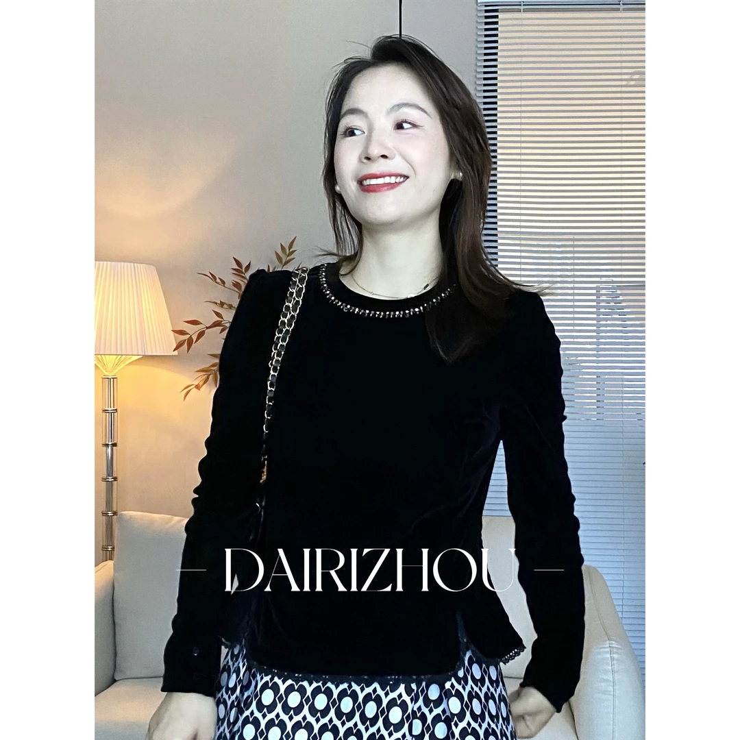 DAIRI   ZHOU▪️渴望的自由   钉珠圆领设计感收腰丝绒上衣时尚秋