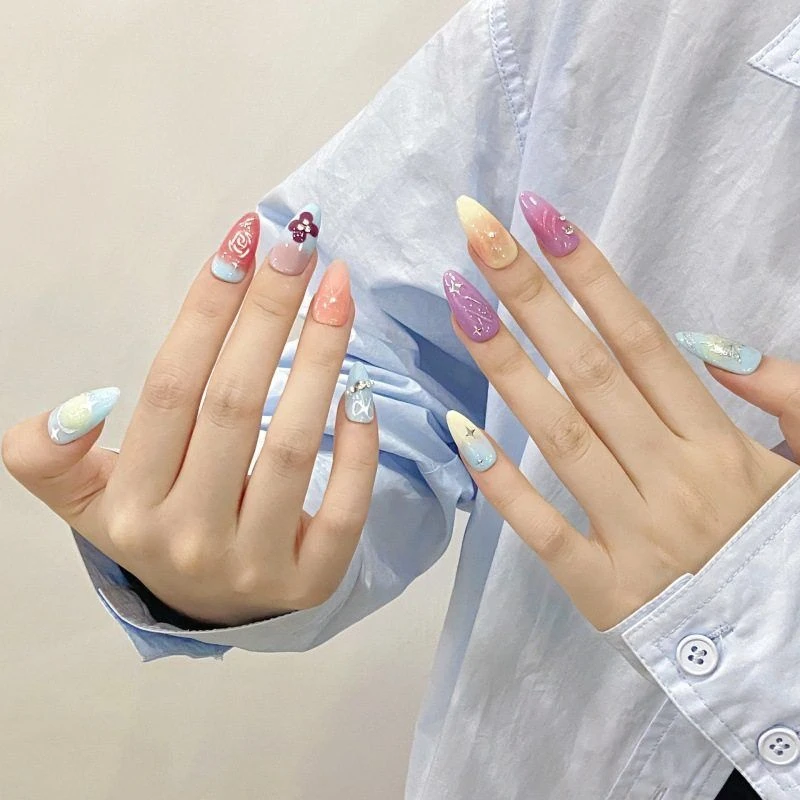 【夏日多巴胺】纯手工春夏温柔浅蓝蝴蝶渐变腮红手绘款美甲