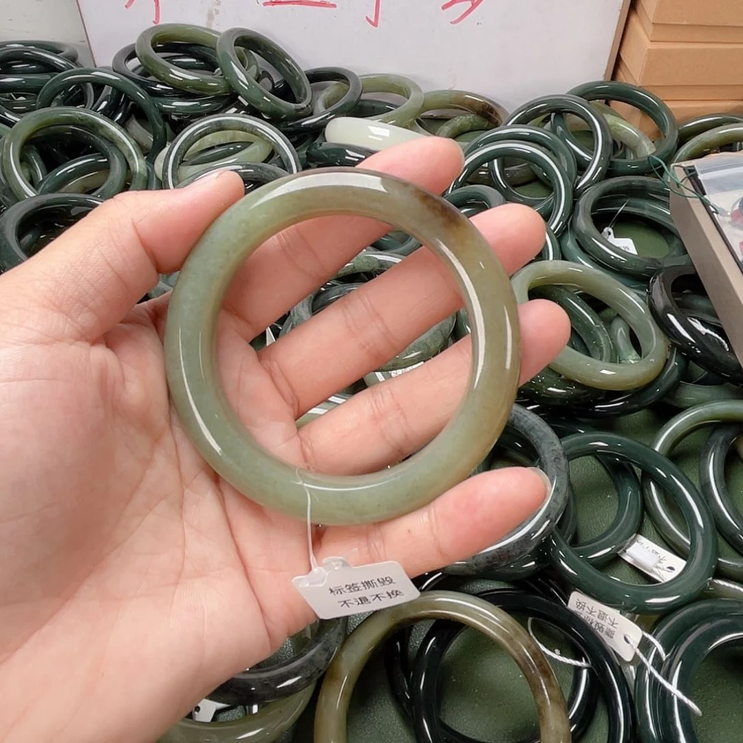 和田玉手镯未镶嵌钱**多