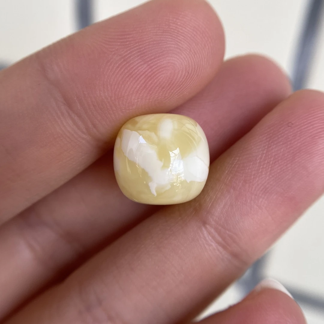 蜜蜡金白黄老型配饰13.0×12.1mm,整体挺精致的,无优化保天然