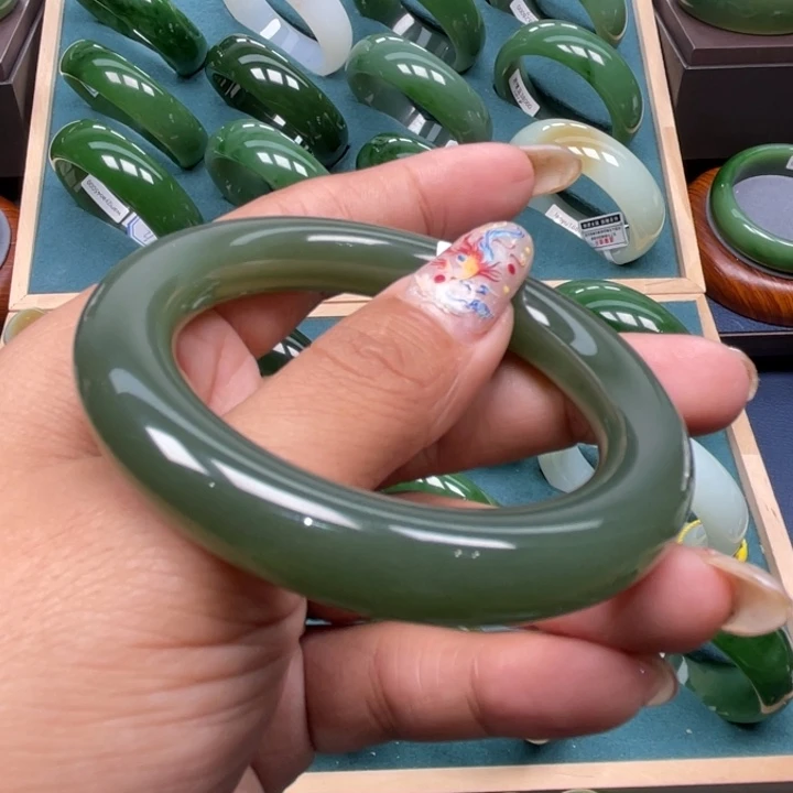 和田玉未镶嵌手镯