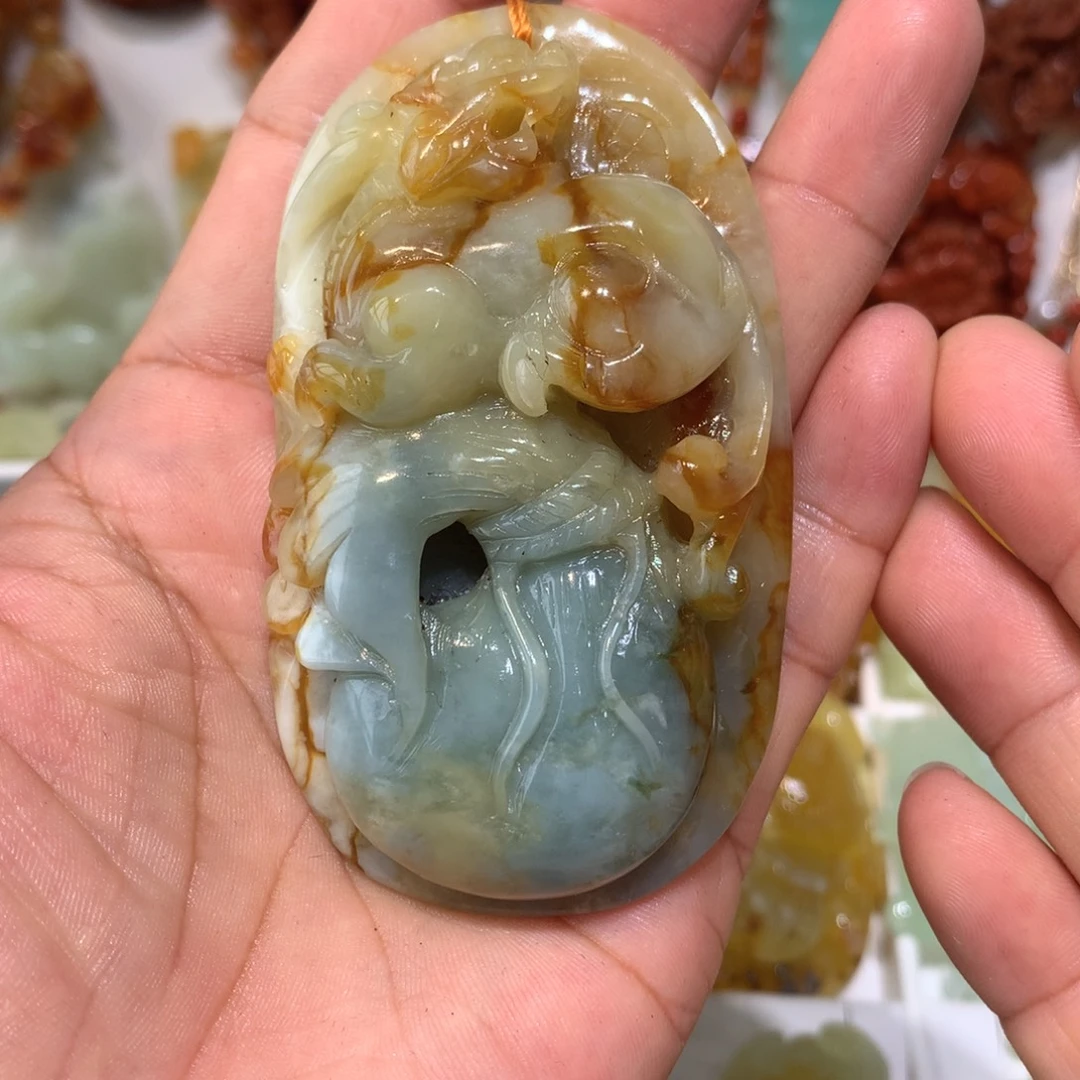 意***境未镶嵌蛇纹石玉颈饰
