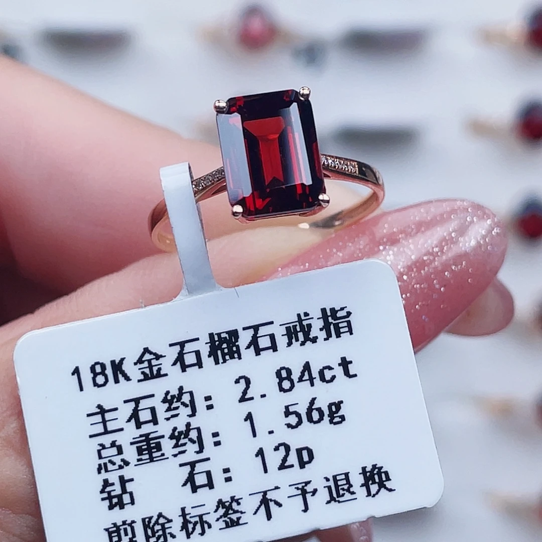 18K金镶嵌石榴石戒指