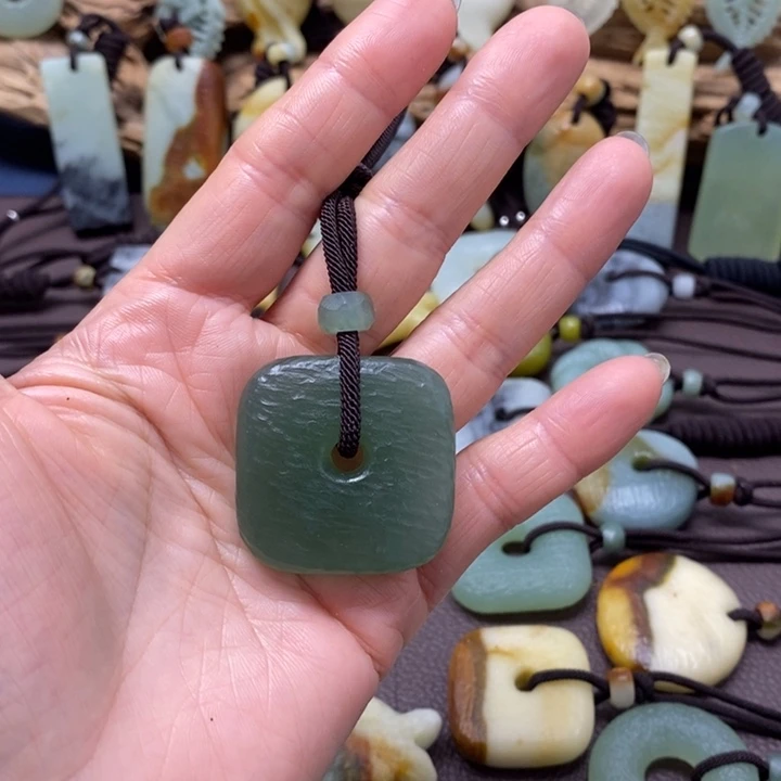 静***文蛇纹石玉未镶嵌颈饰