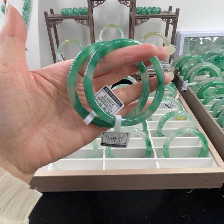 未镶嵌手镯石英质玉（非洲翠）