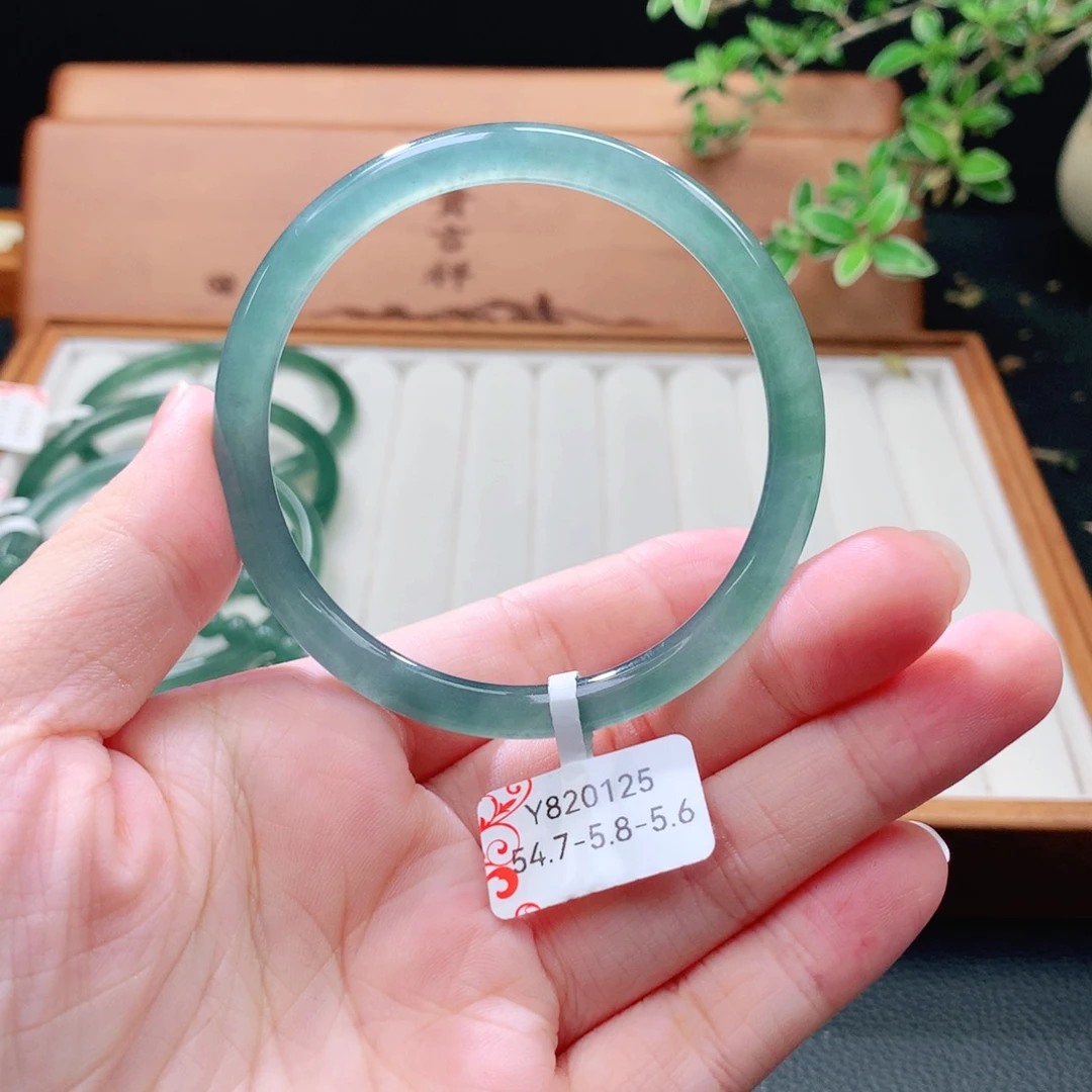 翡翠未镶嵌手镯（圆镯）