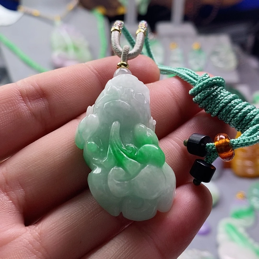翡翠未镶嵌吊坠(赠链)