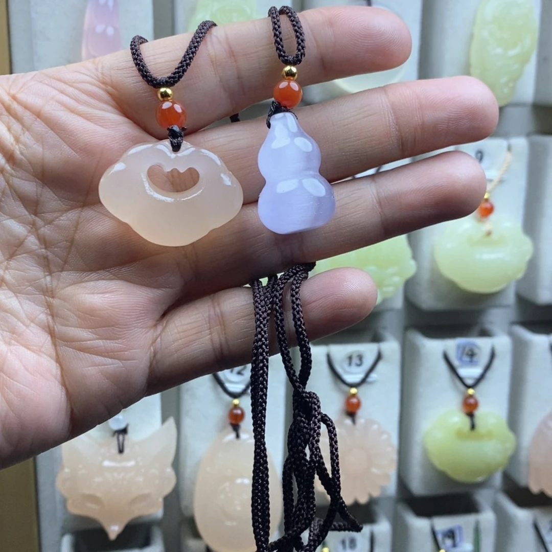 颈饰未镶嵌石英质玉（金丝玉）?**茉