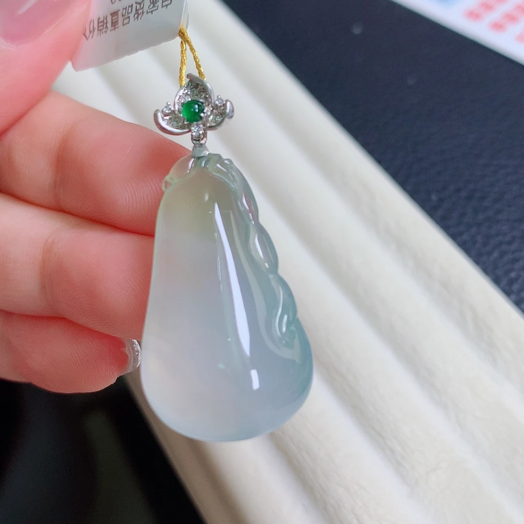 翡翠18K金镶嵌颈饰瓜