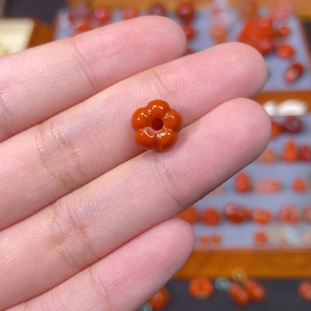 珀***莉未镶嵌花扣南红玛瑙