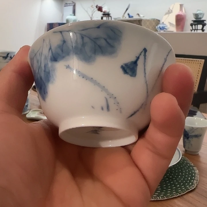 手绘青花鱼乐图品杯