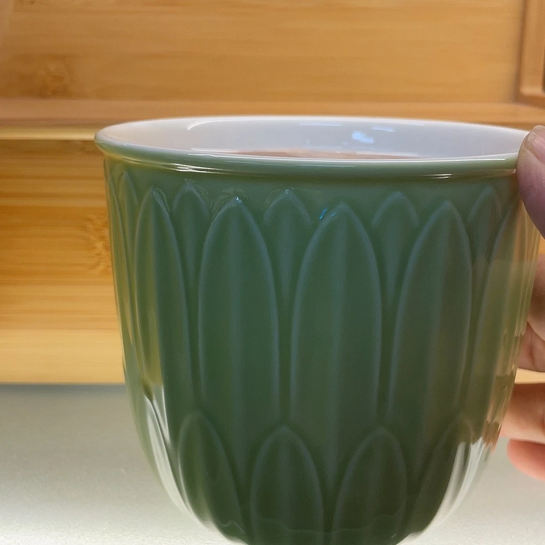 搪瓷杯子里还有很多东西