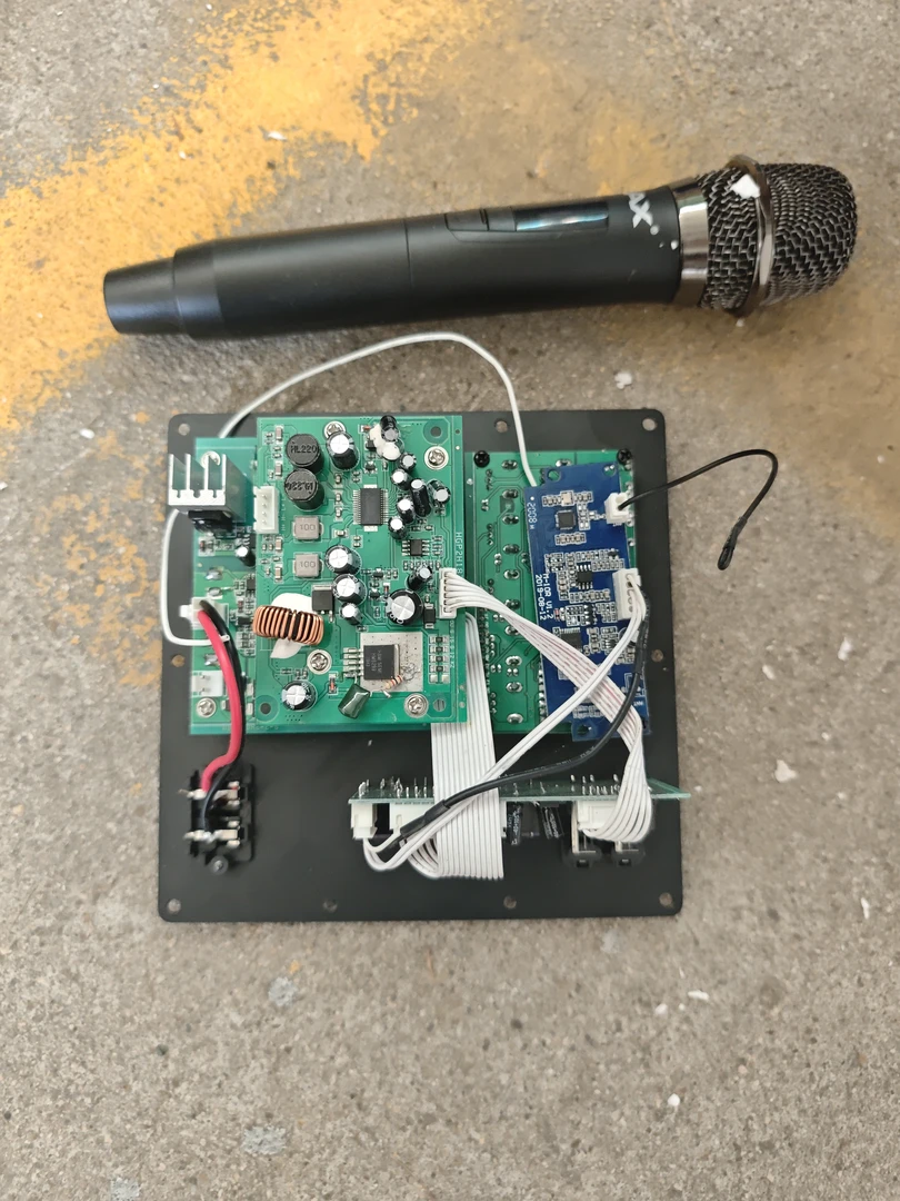8新  坏音响主板，坏音箱主板，带一个话筒。没有其他配件。