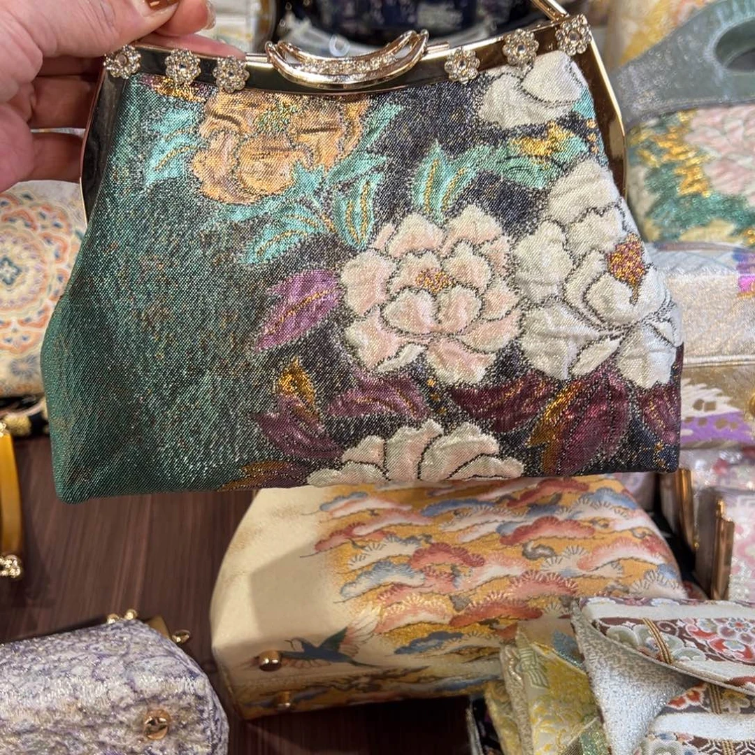 l***9蚕丝福利花卉月牙包