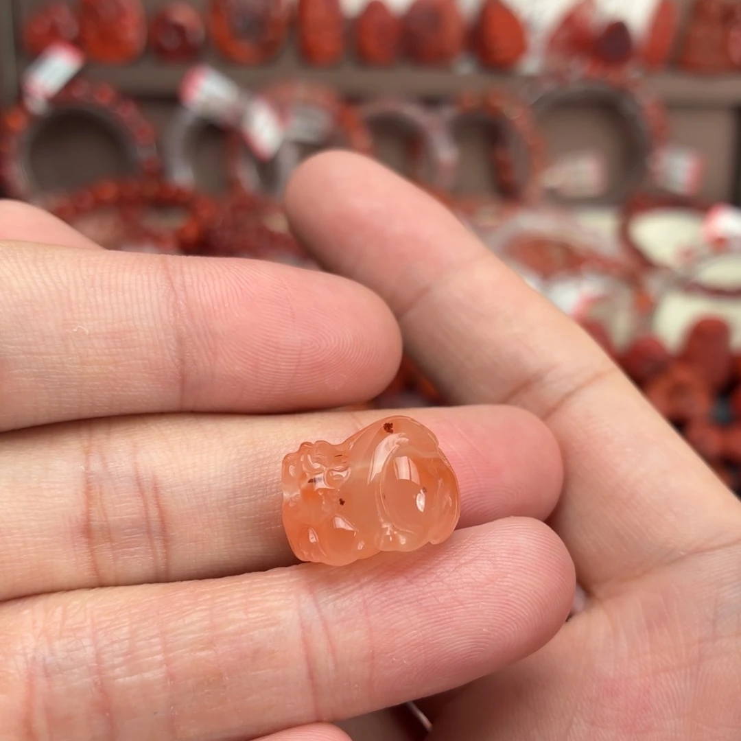 南红玛瑙未镶嵌颈饰貔貅