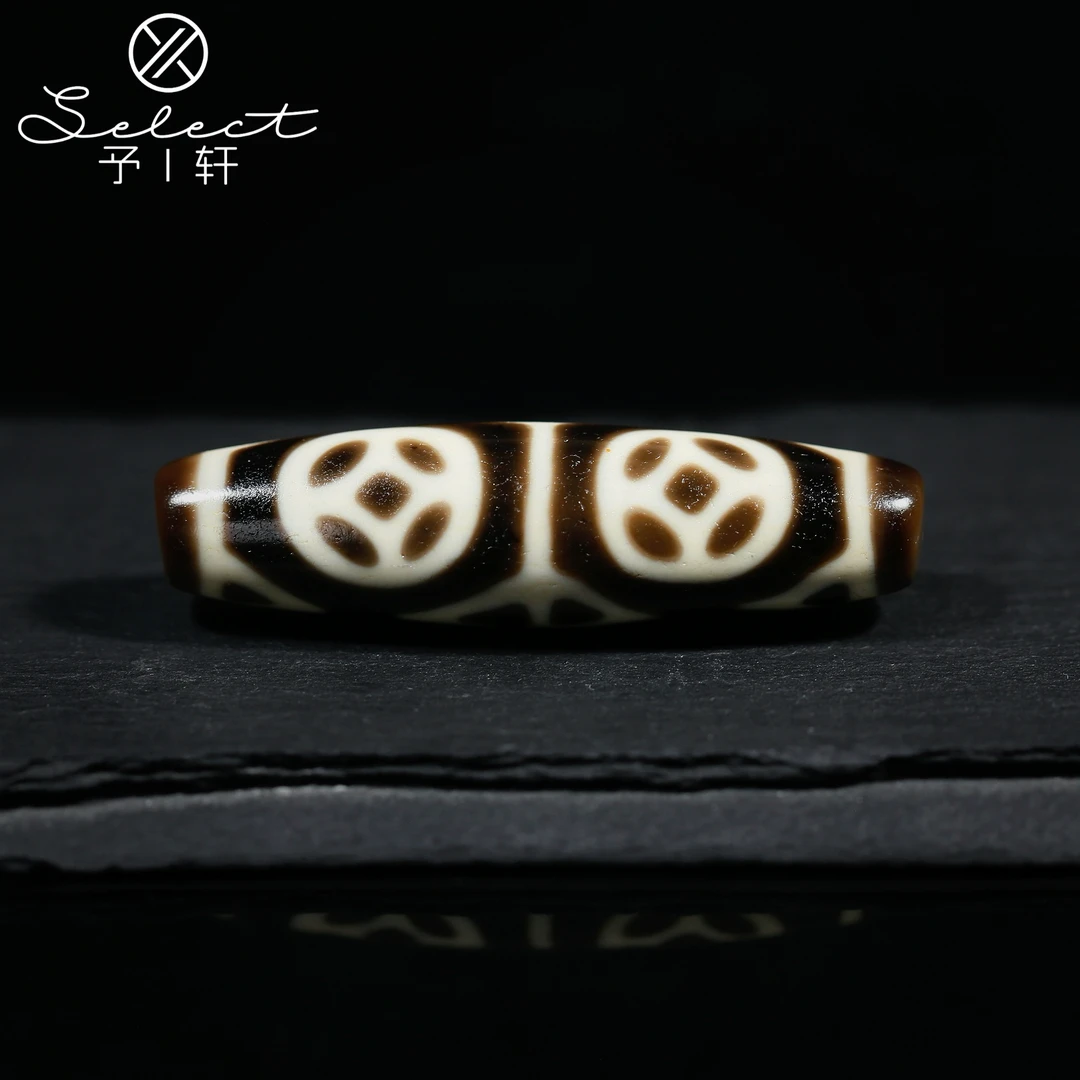 予轩出品；建成手工超顶漆黑奶白爆砂全品金钱四眼52*13mm天珠吊坠