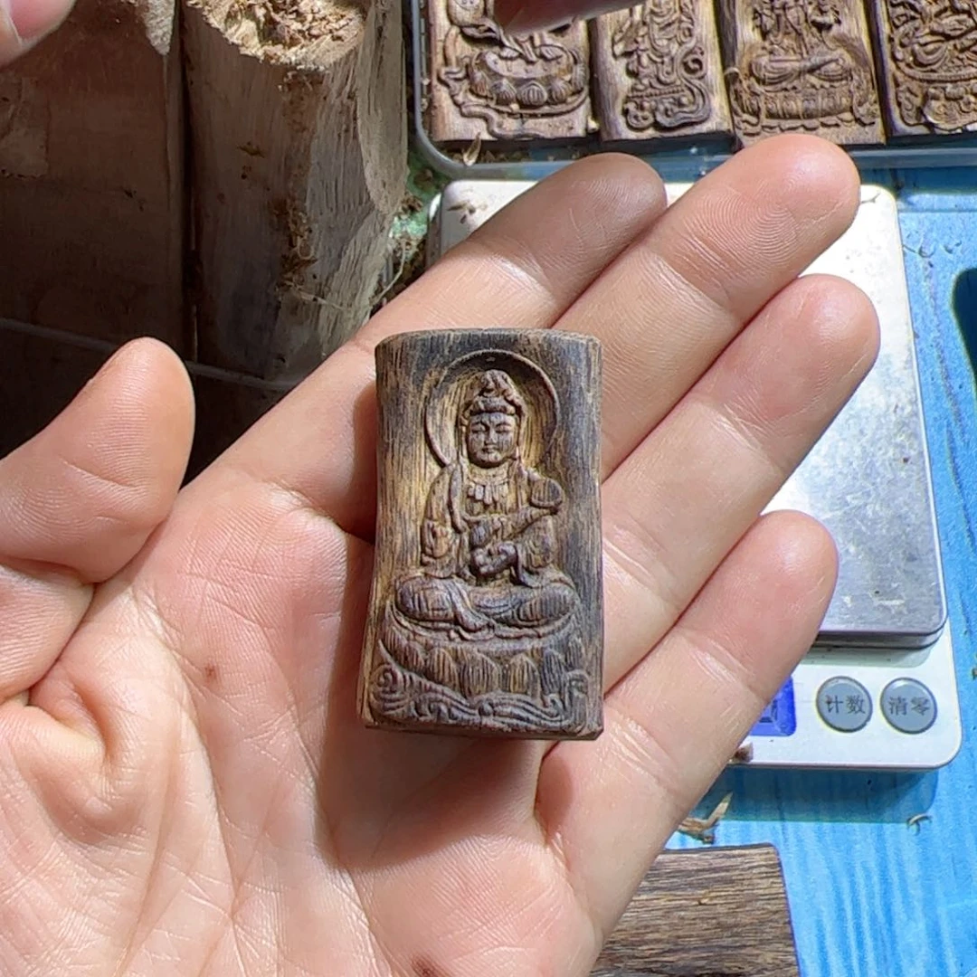 沉香吊坠绿棋观音7.4克