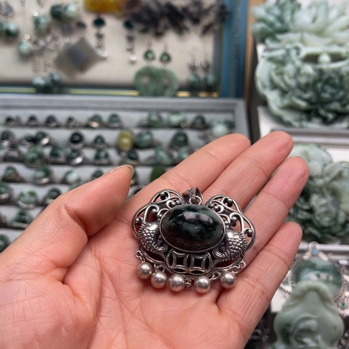 透闪石-蛇纹石玉颈饰未镶嵌幸****?