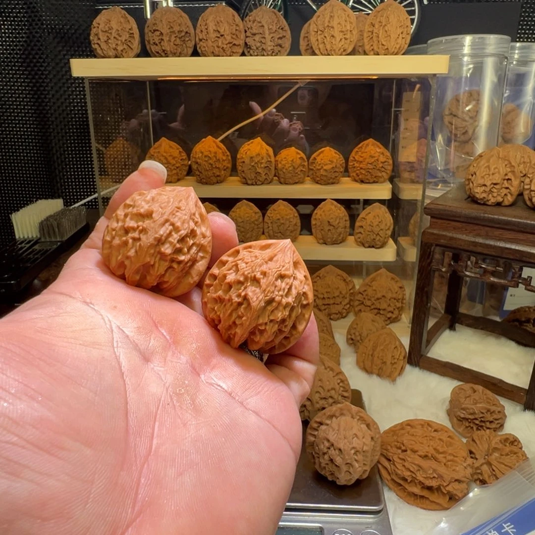 桃核把件山*。灯笼麻核桃