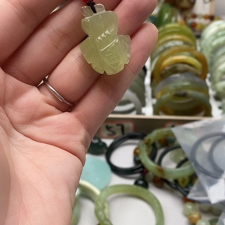 蛇纹石玉颈饰未镶嵌