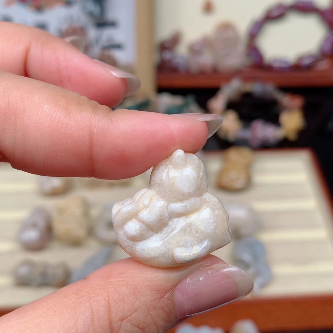 未镶嵌颈饰硅化玉