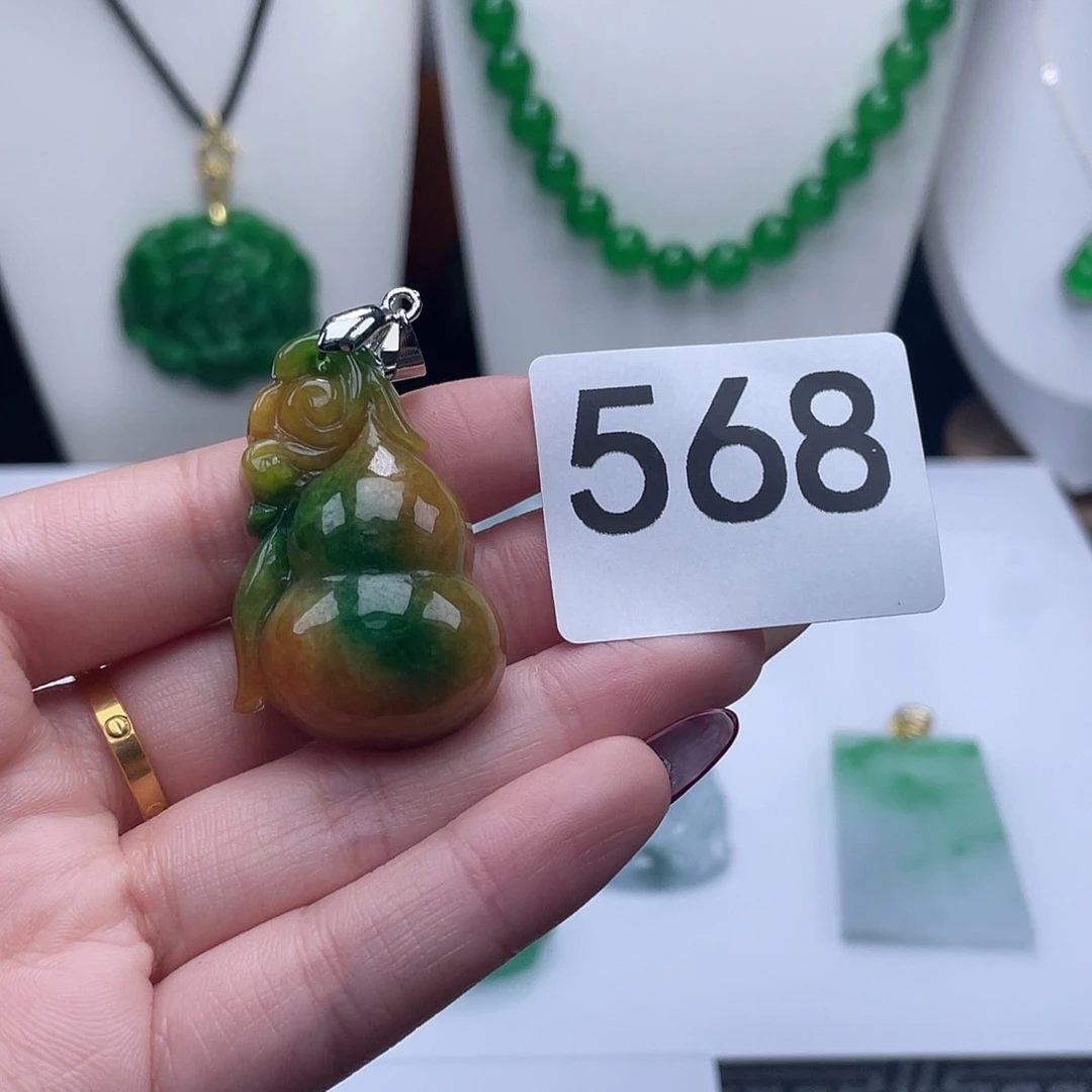 翡翠吊坠(赠链)未镶嵌