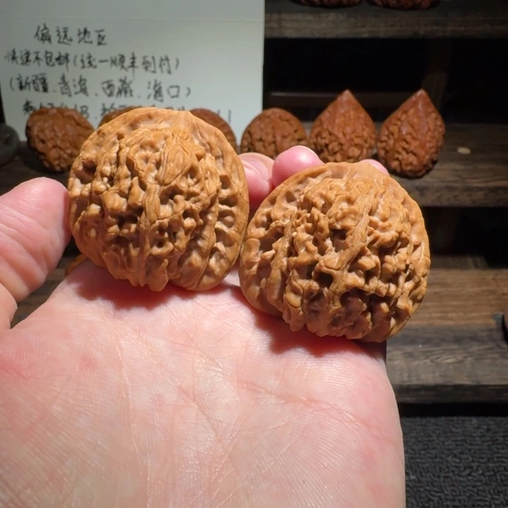 2 文玩麻核桃41尺寸四座楼
