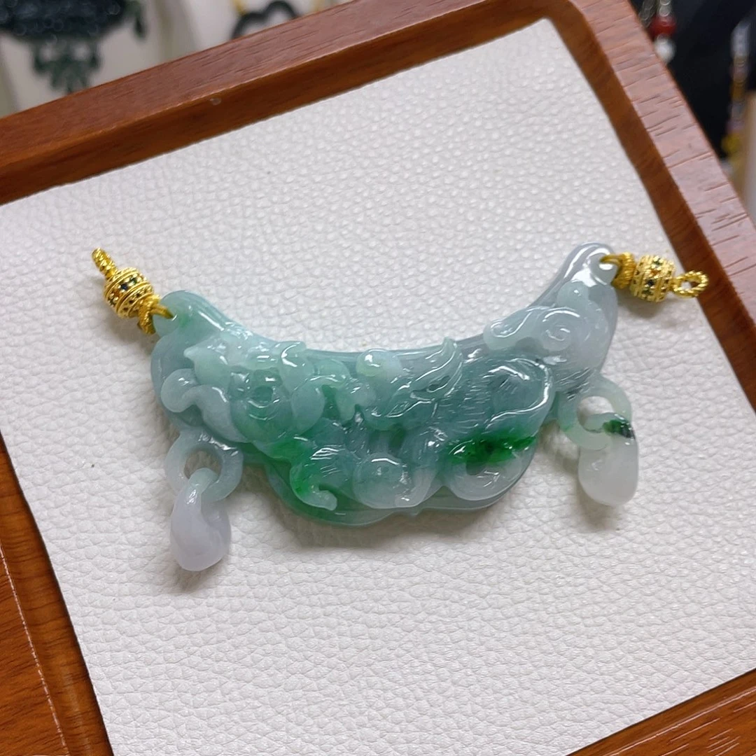 翡翠未镶嵌颈饰弯弯吊坠