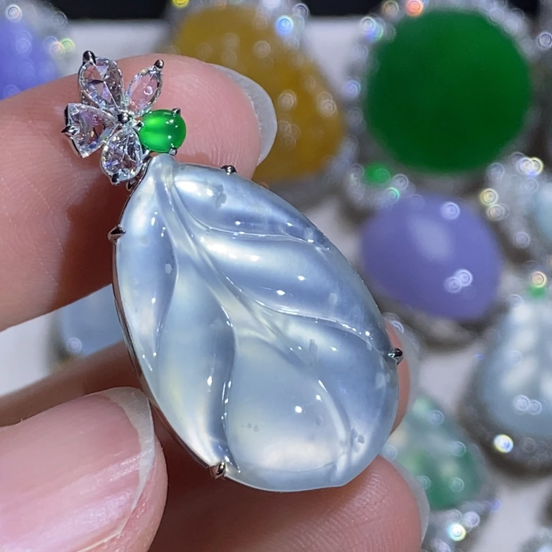 翡翠18K金镶嵌颈饰叶子