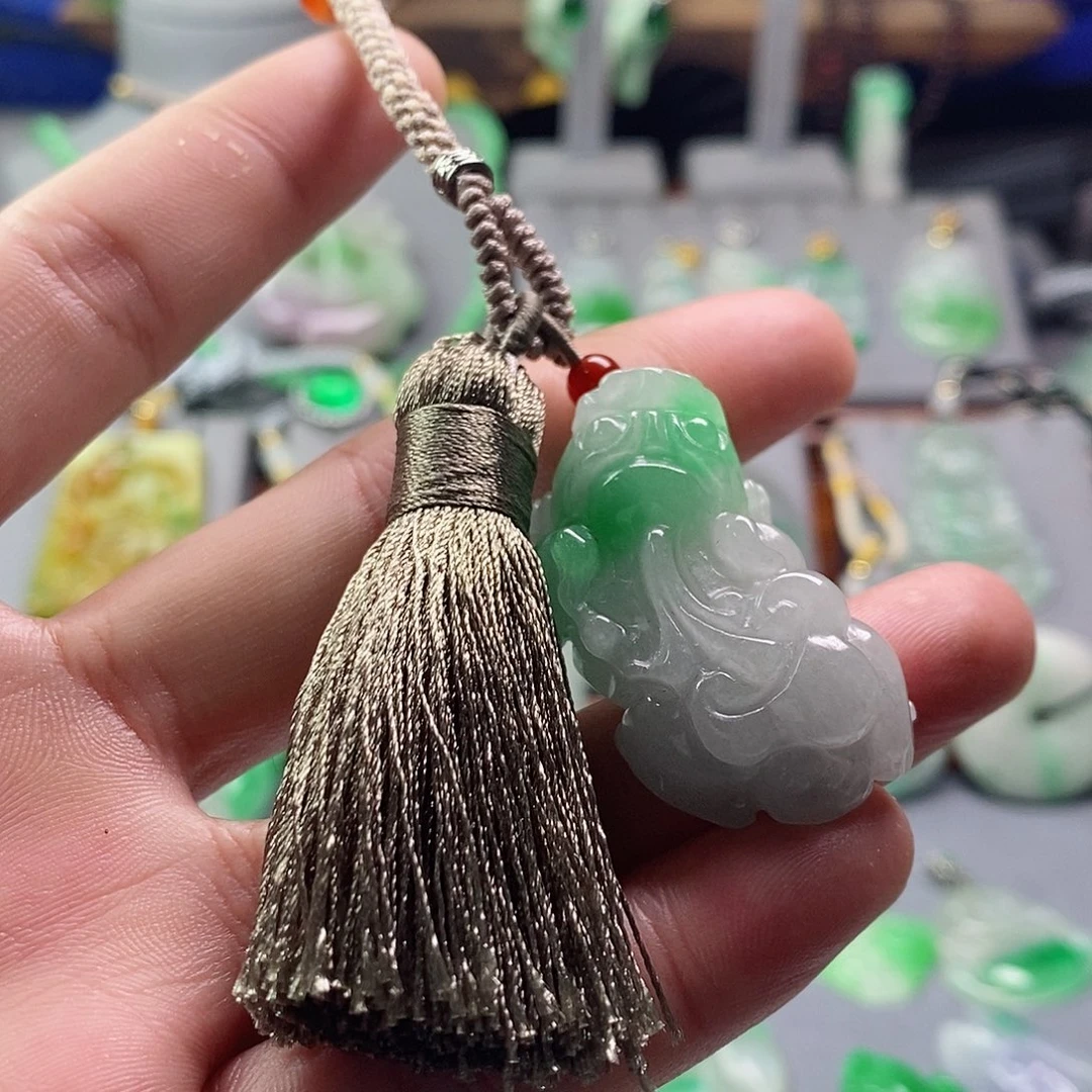 翡翠未镶嵌吊坠(赠链)