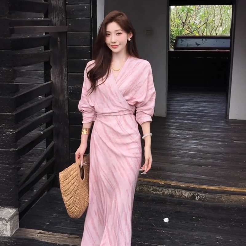 今年流行漂亮V领连衣裙女装2025夏季新款温柔时尚超仙收腰长裙子