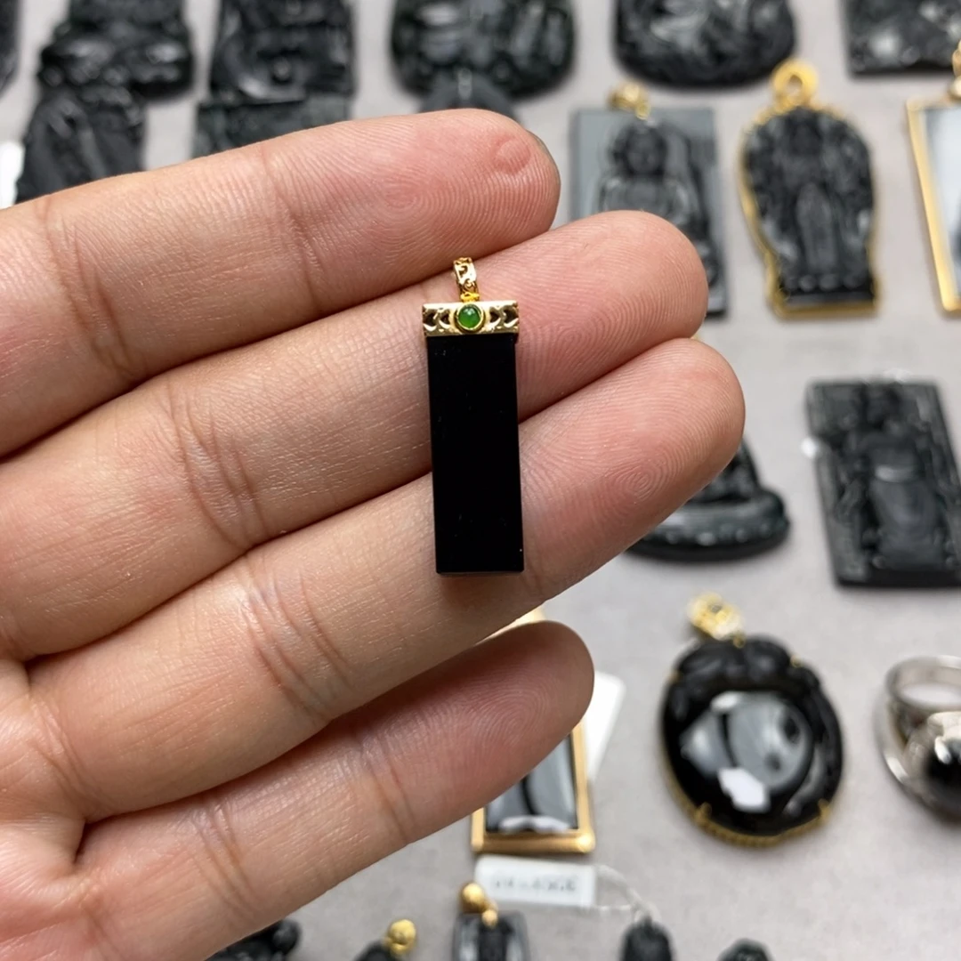翡翠18K金镶嵌颈饰吊坠