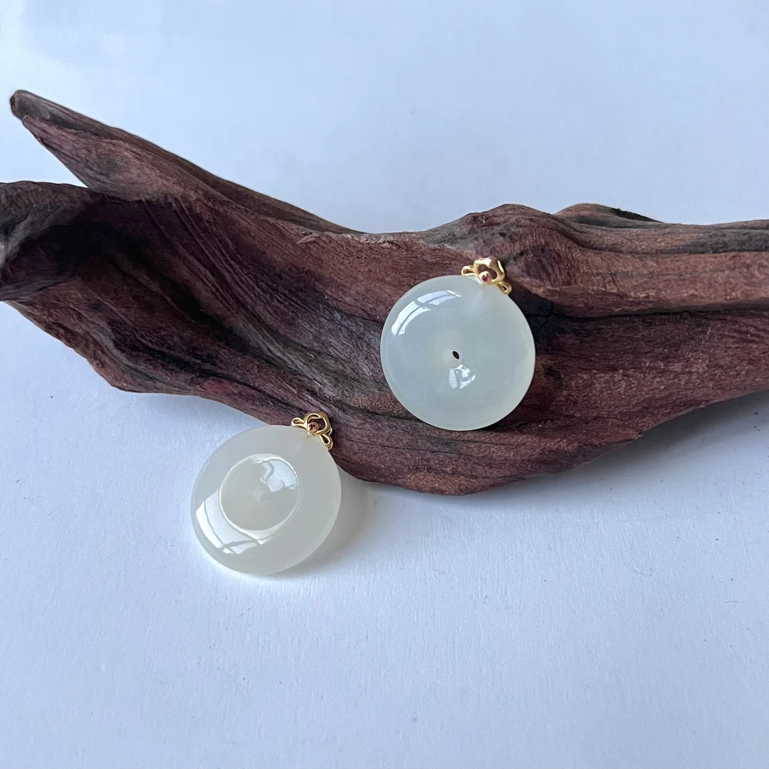 【小宝珠宝】25 T25857-18K金野牛沟和田玉吊坠—多样性发一件23x5mm