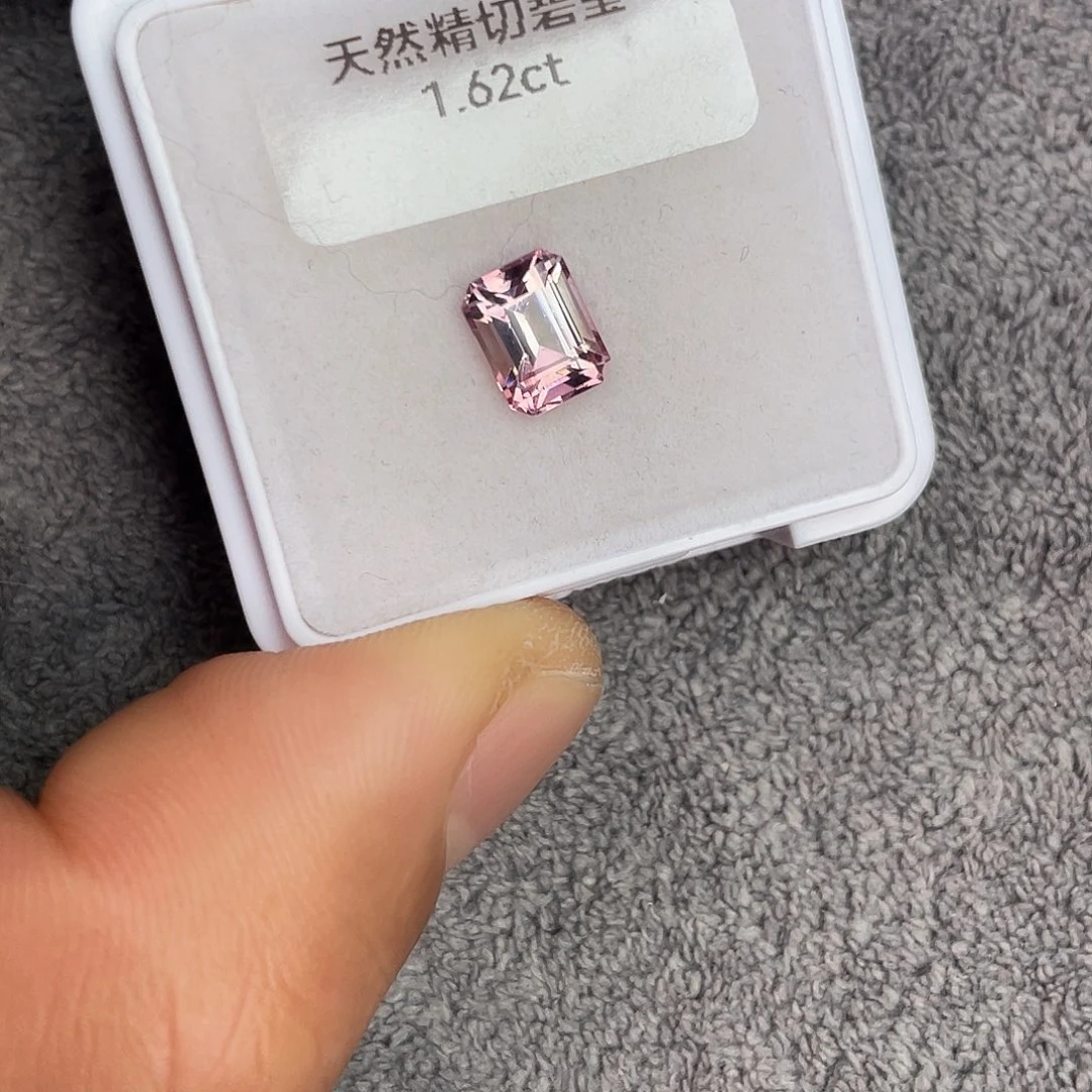 碧玺裸石未镶嵌1.63Ct。