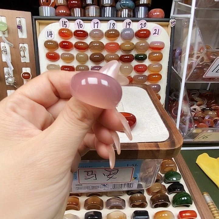 白***呀玛瑙/玉髓未镶嵌戒指