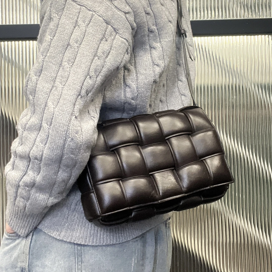 95新 BOTTEGA VENETA/葆蝶家 【涛】51PP01咖色金扣15格枕头斜挎包