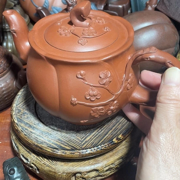 茶壶紫砂矿泥料，手工制作的一把紫砂壶。