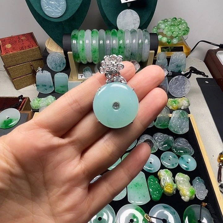 翡翠未镶嵌颈饰平安