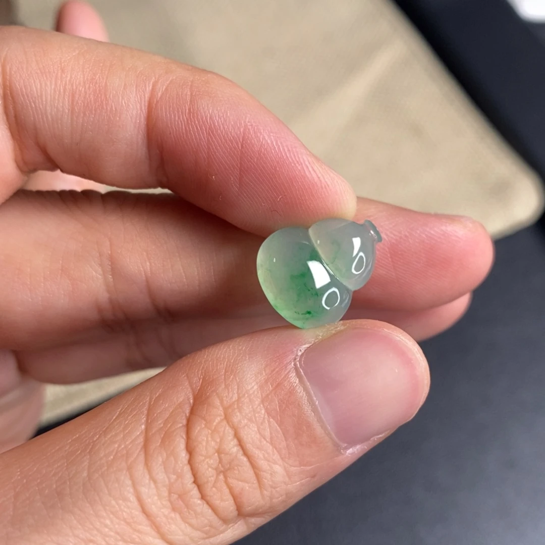 翡翠未镶嵌颈饰葫芦