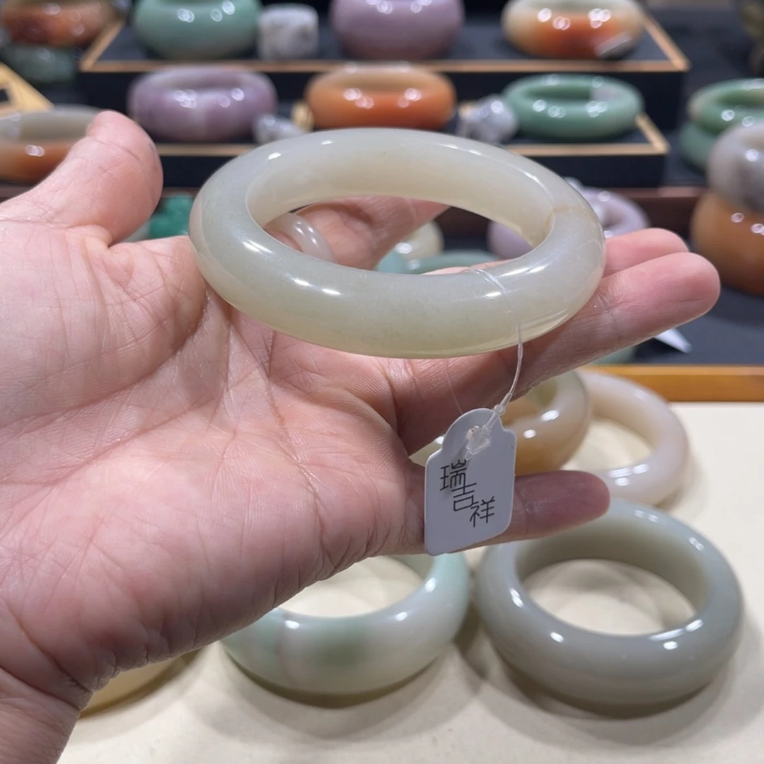 未镶嵌手镯石英岩玉