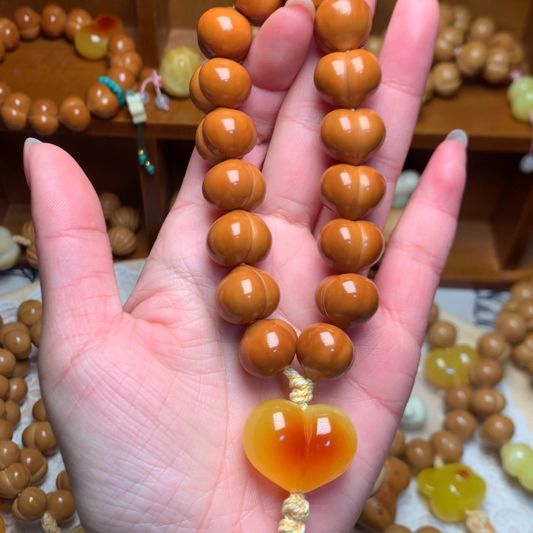 猴头核桃吊坠15玻璃底手持爱心