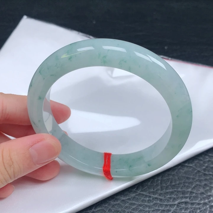 翡翠手镯未镶嵌。