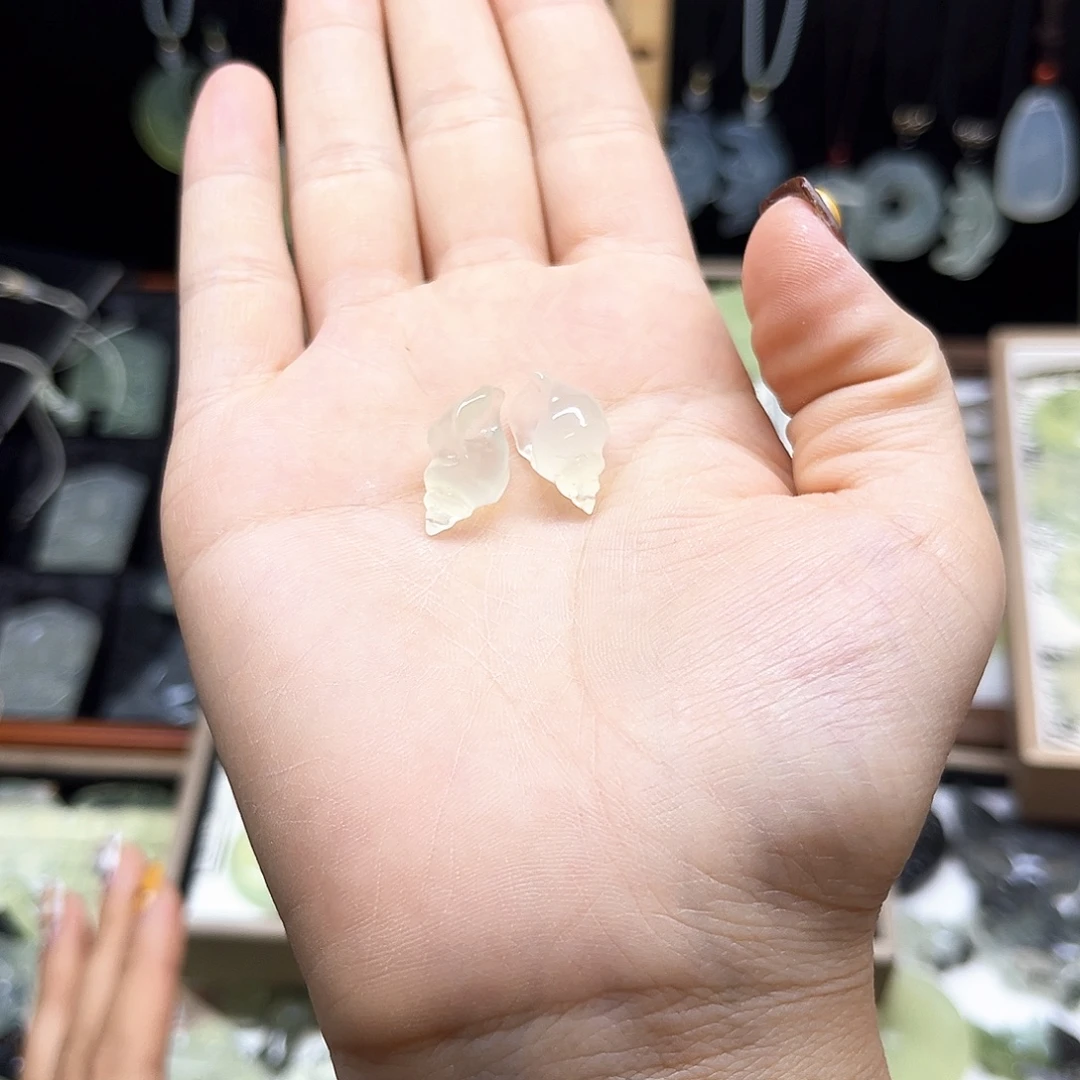 岫玉未镶嵌吊坠(赠链)