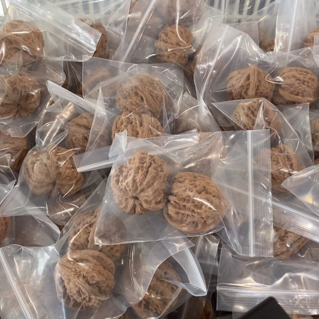 文玩核桃吊坠千佛山有瑕疵