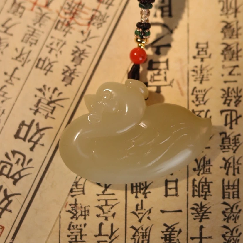 ZZ091744 和田玉且末糖白冰底糖色渐变鸳鸯吊坠