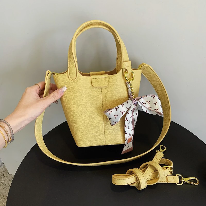 2025新款伴娘婚包水桶包女大容量斜挎包单肩手提百搭气质自带丝巾